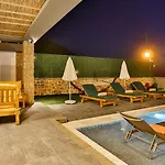 Oeluedeniz 4 Bedroom With Private Pool Hot Tub